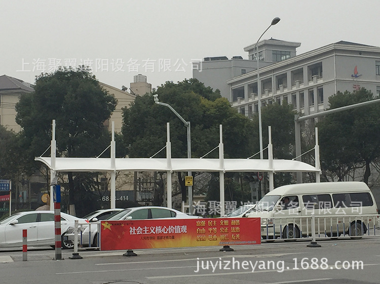 红绿灯等候区雨棚_贴心便民的红绿灯等候区雨棚_警民称赞的